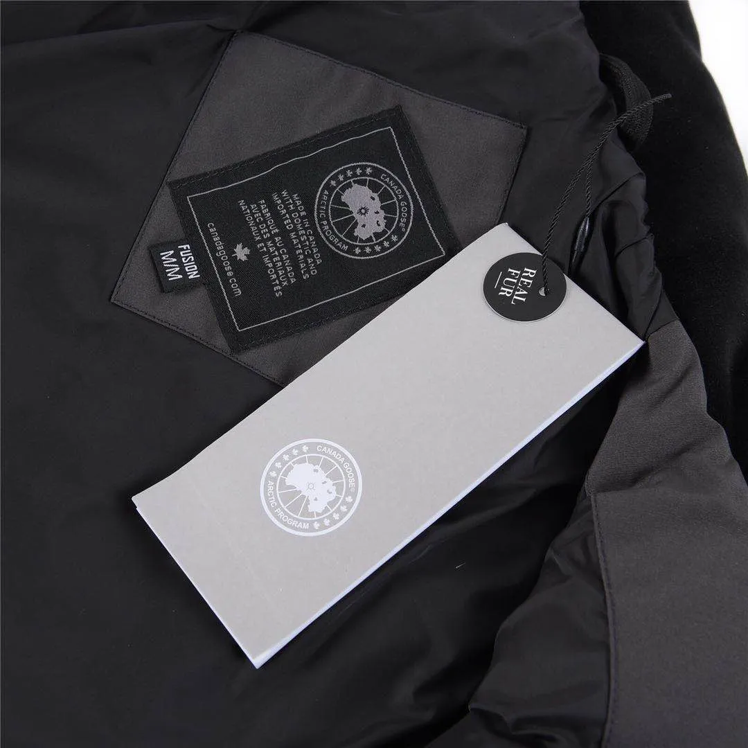 P360 Graphite Gray] Canada Goose Canada Goose#Freestyle Crew 4154M Men’s and Women’s Vest Down# ➖ Genuine synchronous anti-counterfeiting chip sensor! ➖ Imported Behringer embroidery machine to customize 10,000-needle embroidery logo! ➖ Imported 21-count polyester-cotton blended original fabric, using Feather-Light 10D waterproof coating fabric, made of 84.5% polyester fiber and 15.5% cotton, 100% the best feel in the entire network! ➖ The genuine official website uses the national standard 80 white duck down, and will never be misled by false claims such as 90 down or goose down! ➖ 100% nylon nylon lining with double double-layer sealing design to prevent velvet from running away. Top-grade polar fleece is used in the collar and pockets to keep warm and comfortable! ➖ Yoshida YKK provides original custom-made electroplated sliders. YKK two-way lockable zippers are tight and smooth and will not peel off paint! ➖ 3M composite original Velcro is durable, and all accessories and hardware are disassembled and customized! ⛔No slander, no exaggeration, no need for too much copywriting, because it is focused, it is professional!  SIZE: XS S M L XL XXL